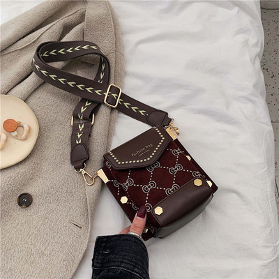 Moodne metallelementide ja pika sangaga naistekott