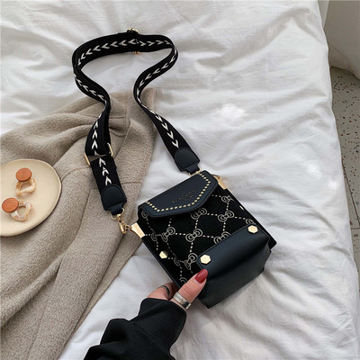 Moodne metallelementide ja pika sangaga naistekott