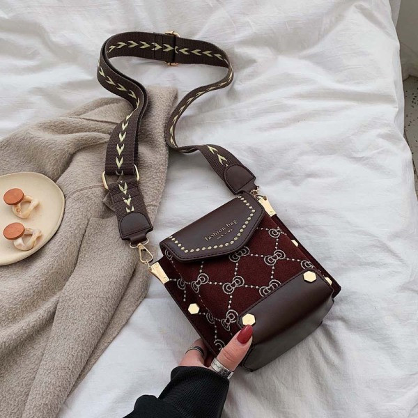 Moodne metallelementide ja pika sangaga naistekott