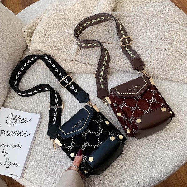 Moodne metallelementide ja pika sangaga naistekott