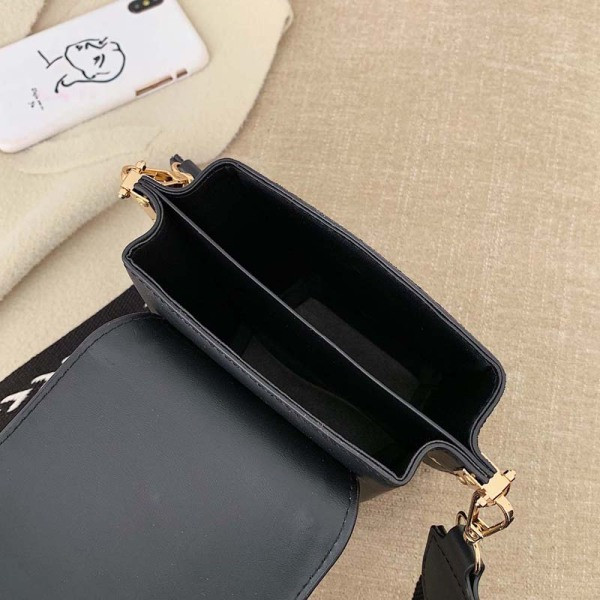 Moodne metallelementide ja pika sangaga naistekott