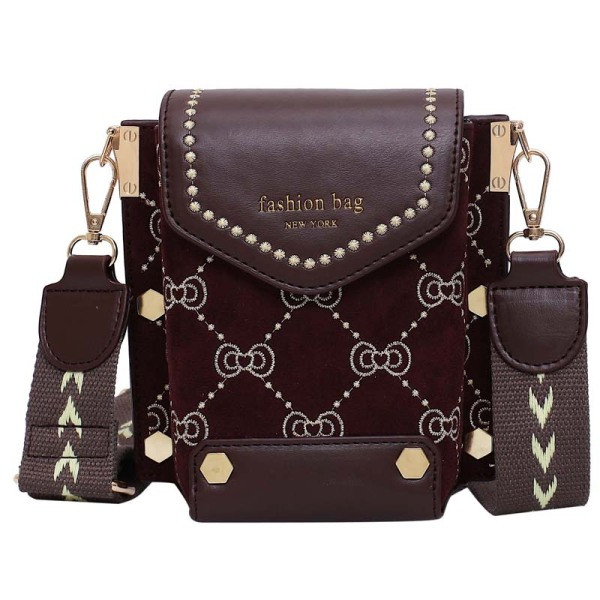 Moodne metallelementide ja pika sangaga naistekott