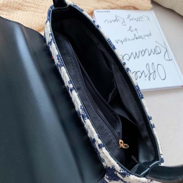 Mini geanta de dama eleganta cu element metalic