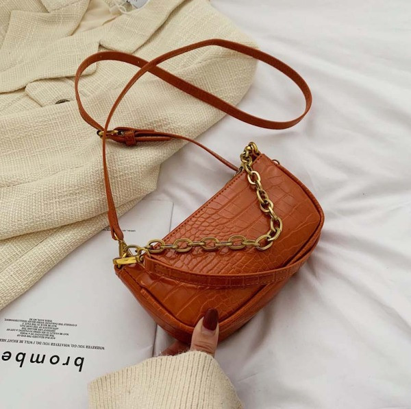 Geanta de dama de zi cu zi cu element metalic si maner lung