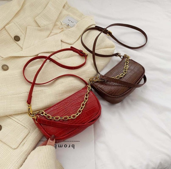 Geanta de dama de zi cu zi cu element metalic si maner lung