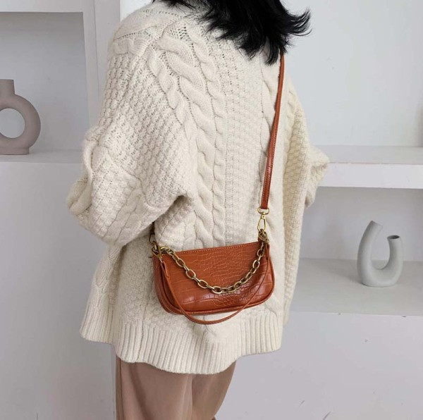 Geanta de dama de zi cu zi cu element metalic si maner lung