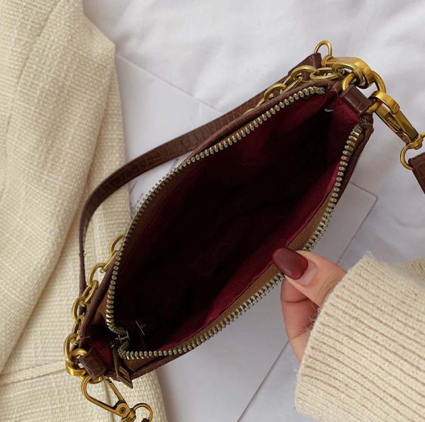 Geanta de dama de zi cu zi cu element metalic si maner lung