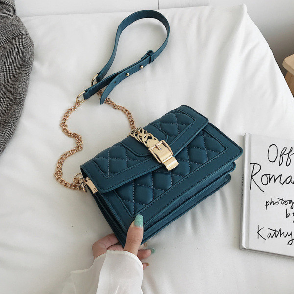 Geanta de dama moderna cu element metalic din piele ecologica