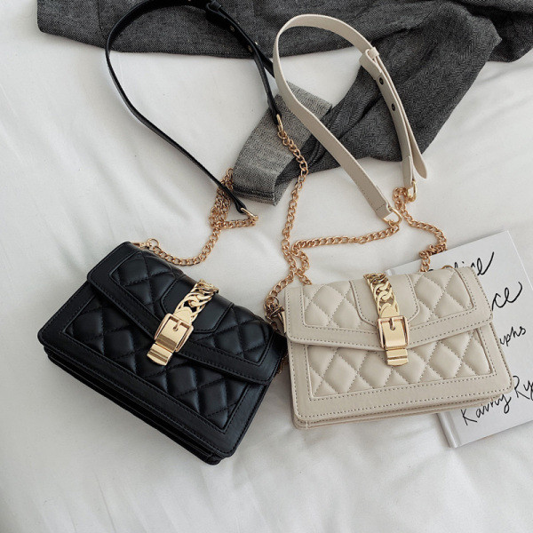 Geanta de dama moderna cu element metalic din piele ecologica