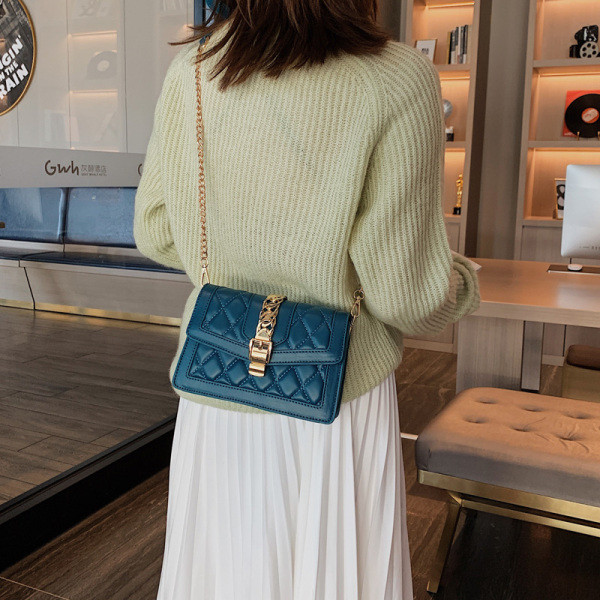 Geanta de dama moderna cu element metalic din piele ecologica