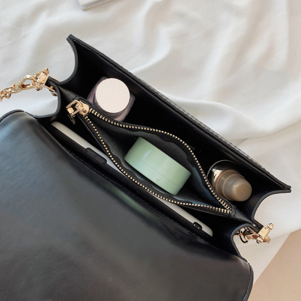 Geanta de dama moderna cu element metalic din piele ecologica