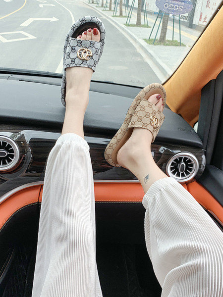 Papuci de dama actuali cu element metalic