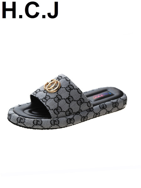 Papuci de dama actuali cu element metalic