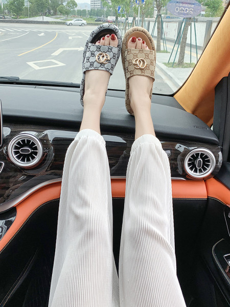 Papuci de dama actuali cu element metalic