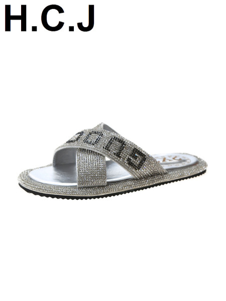 Model nou de papuci de damă cu talpă plată și un element-pietre