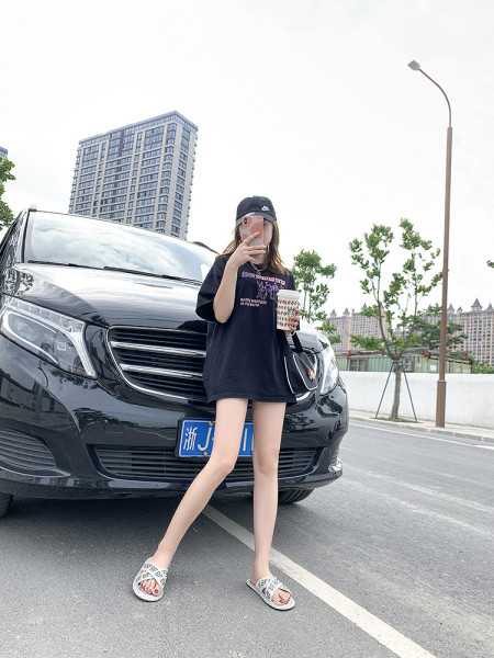 Model nou de papuci de damă cu talpă plată și un element-pietre