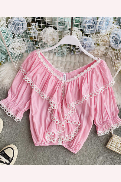 Bluză de damă cu decolteu spitz și elemente din dantelă