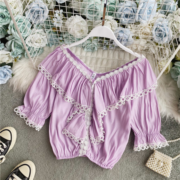 Bluză de damă cu decolteu spitz și elemente din dantelă