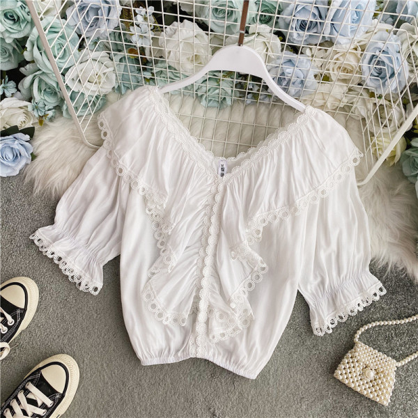 Bluză de damă cu decolteu spitz și elemente din dantelă