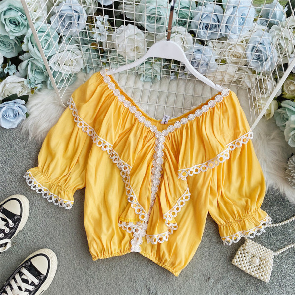 Bluză de damă cu decolteu spitz și elemente din dantelă