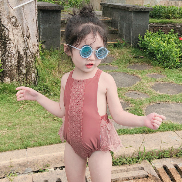 Moderns peldkostīms meitenēm ar mežģīnēm un atkailinātu muguru