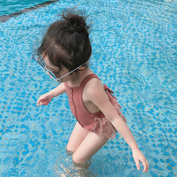 Moderns peldkostīms meitenēm ar mežģīnēm un atkailinātu muguru