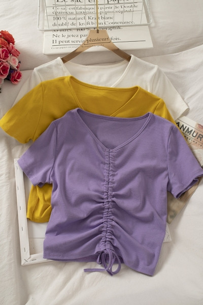 Naiste lipsude ja V-kaelusega T-särk