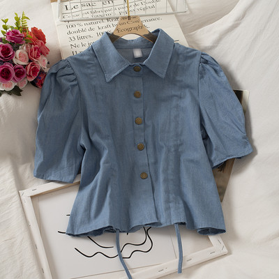 Klassikalise krae ja lühikeste varrukatega naiste särk