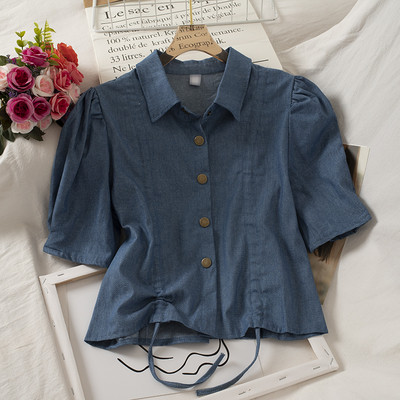 Klassikalise krae ja lühikeste varrukatega naiste särk