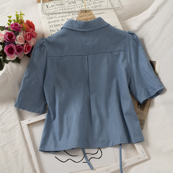 Klassikalise krae ja lühikeste varrukatega naiste särk