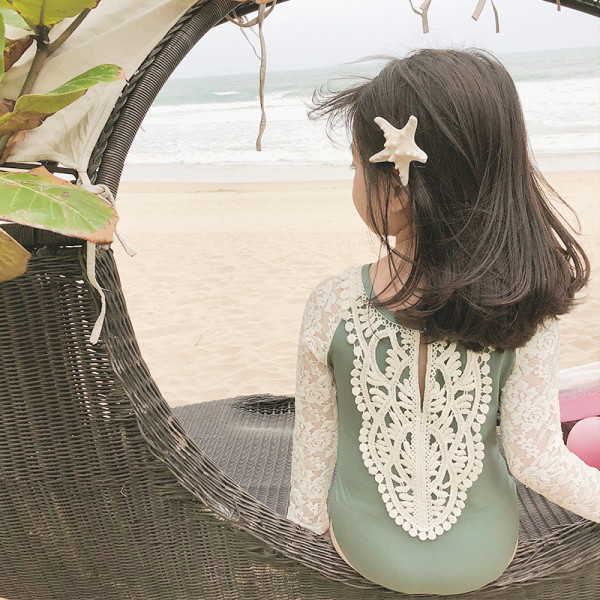 Stiilne pitsvarrukatega ujumistrikoo tüdrukutele