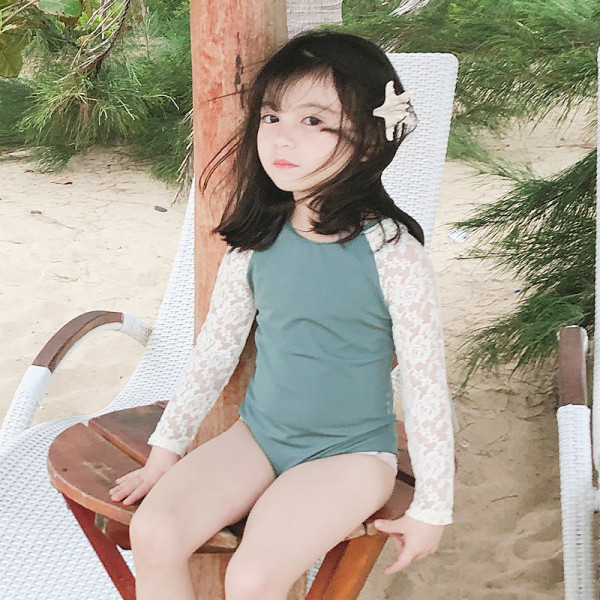 Stiilne pitsvarrukatega ujumistrikoo tüdrukutele