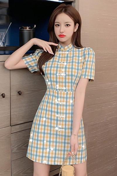 Lühikeste varrukate ja madala kraega ruuduline naiste kleit