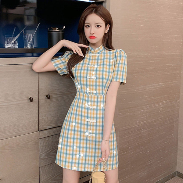 Lühikeste varrukate ja madala kraega ruuduline naiste kleit