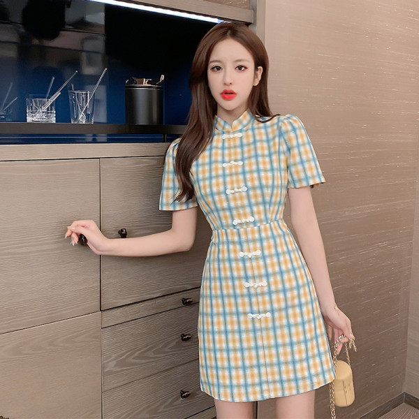 Lühikeste varrukate ja madala kraega ruuduline naiste kleit