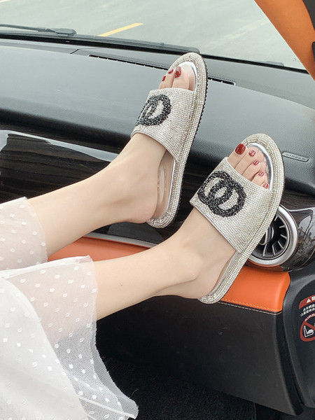 Model nou de papuci de dama cu un element-pietre