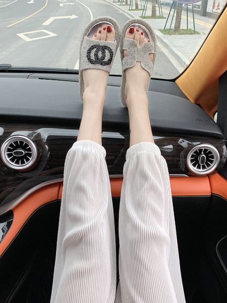 Model nou de papuci de dama cu un element-pietre