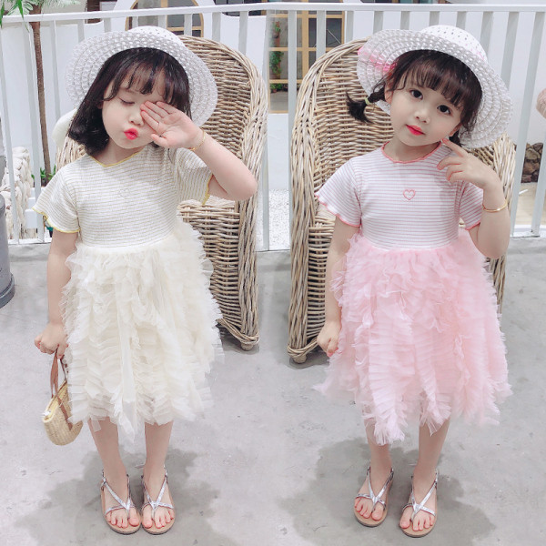 Moodne lühikeste varrukate ja tülliga lastekleit tüdrukutele