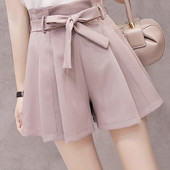 Pantaloni scurți plisați de damă cu talie înaltă și curea