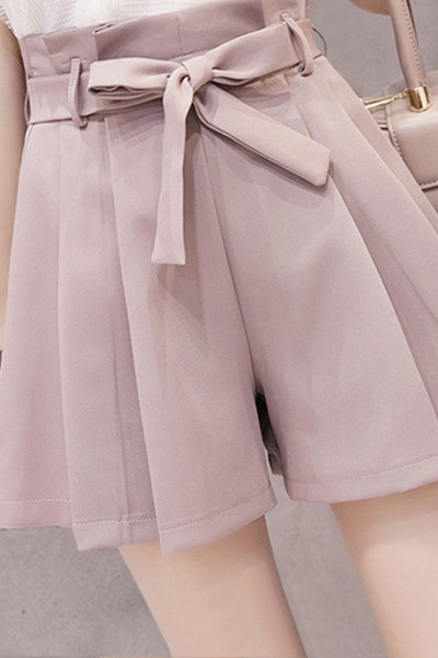 Pantaloni scurți plisați de damă cu talie înaltă și curea