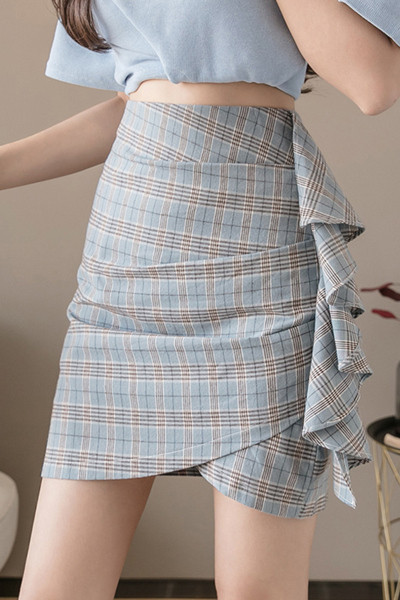 Kõrge vöökoha ja lokkidega ruuduline naiste seelik