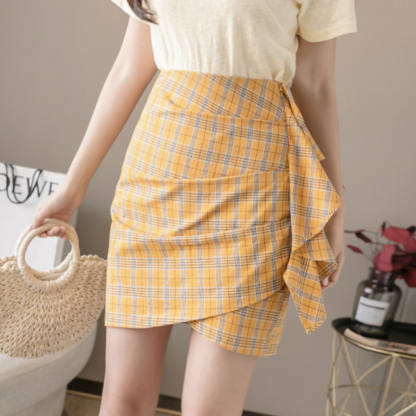 Kõrge vöökoha ja lokkidega ruuduline naiste seelik