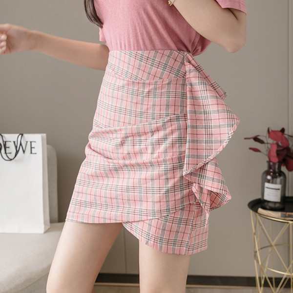 Kõrge vöökoha ja lokkidega ruuduline naiste seelik