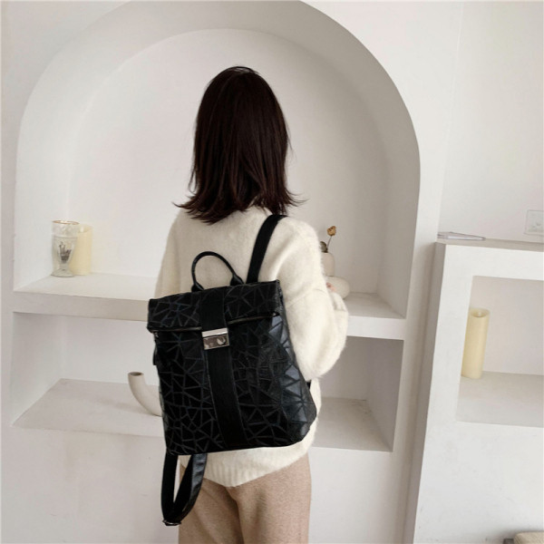 Rucsac de dama modern din piele ecologica cu element metalic