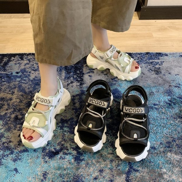 Sport-alkalmi női szandál magas durva talppal