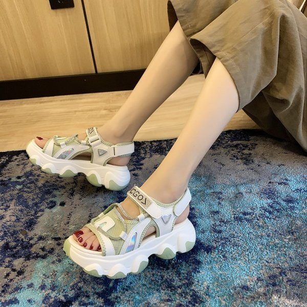 Sport-alkalmi női szandál magas durva talppal