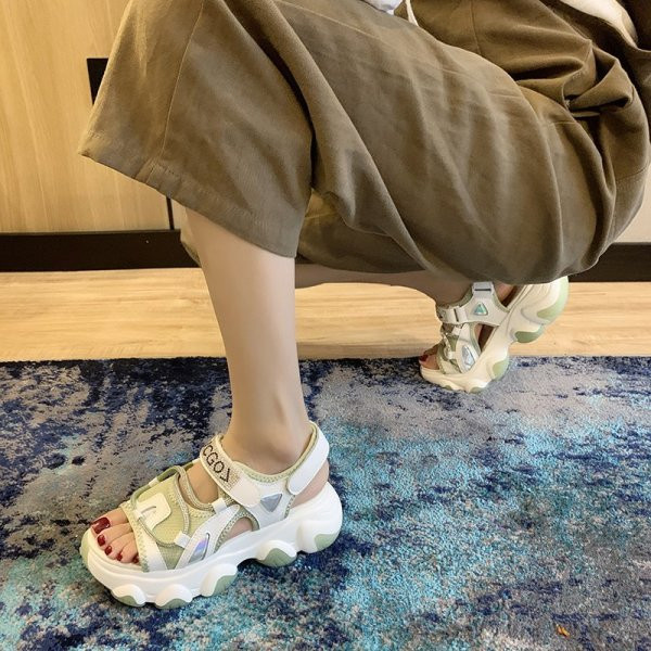 Sport-alkalmi női szandál magas durva talppal