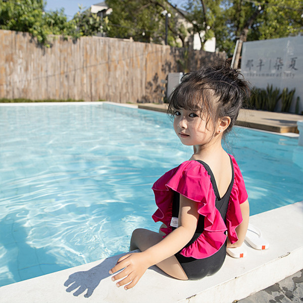 Praegune laste täisujumistrikoo lokkidega tüdrukutele