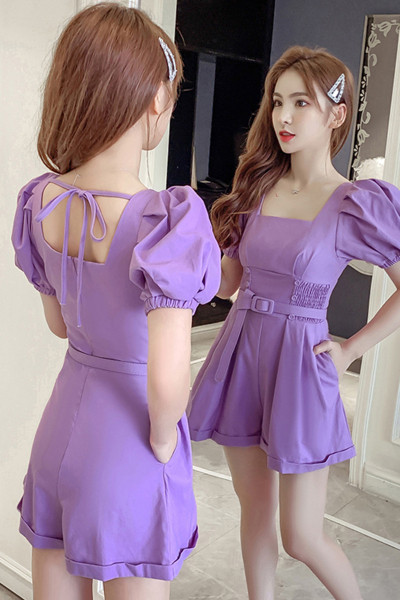 Salopetă de damă modernă cu mâneci bufante scurte și curea