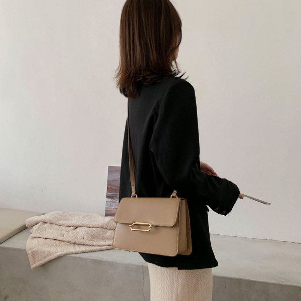 Geanta de dama actuala model simplu cu maner subtire